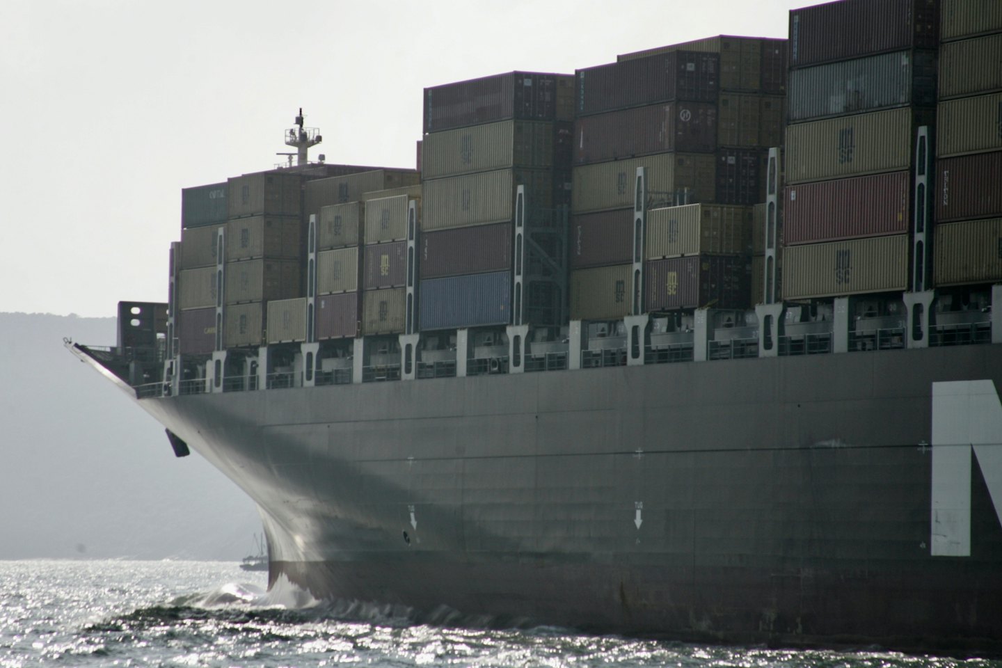 Una grande nave portacontainer grigia naviga nell'oceano.